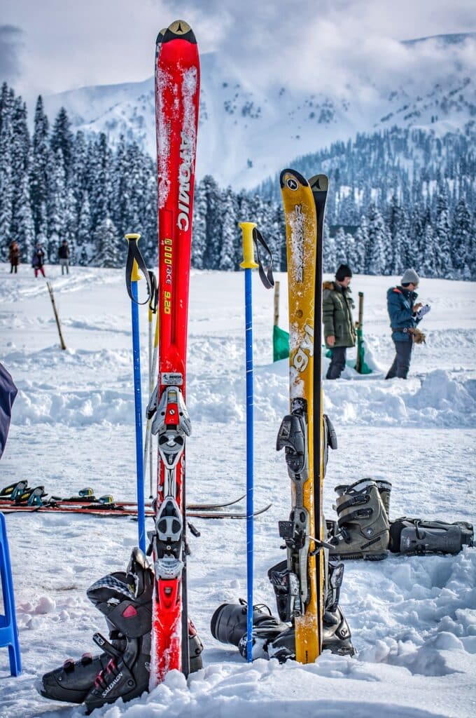 ski, ski boots, equipment, skiing, sport, winter, snow, white, vacation, sun, nature, alps, holiday, resort, cold, mountainside, outdoor, active, activity, leisure, recreation, winter sports, alpine, ski area, ski, ski, ski, ski, ski, skiing